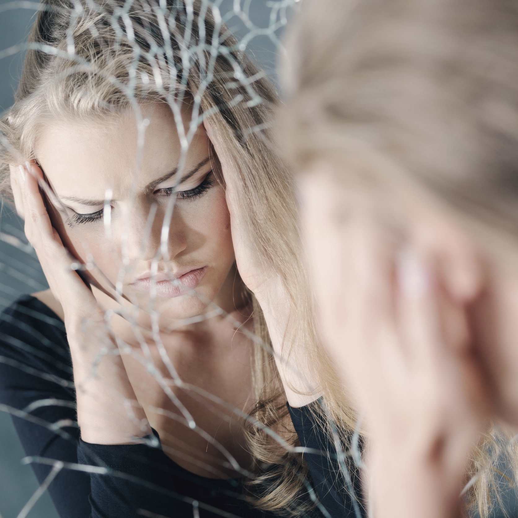Депрессия избавление. Девушка у разбитого зеркала. Женщина в депрессии. Женщина в депрессии картинки. Блондинка смотрится в разбитое зеркало.